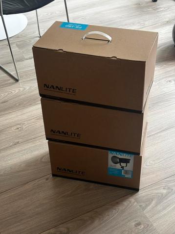 Video lights Nanlite FS-150 3x with stands and softboxes beschikbaar voor biedingen