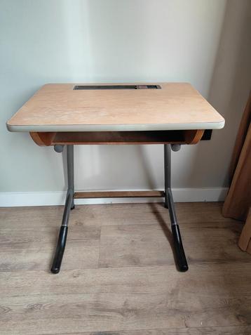 School tafel  beschikbaar voor biedingen