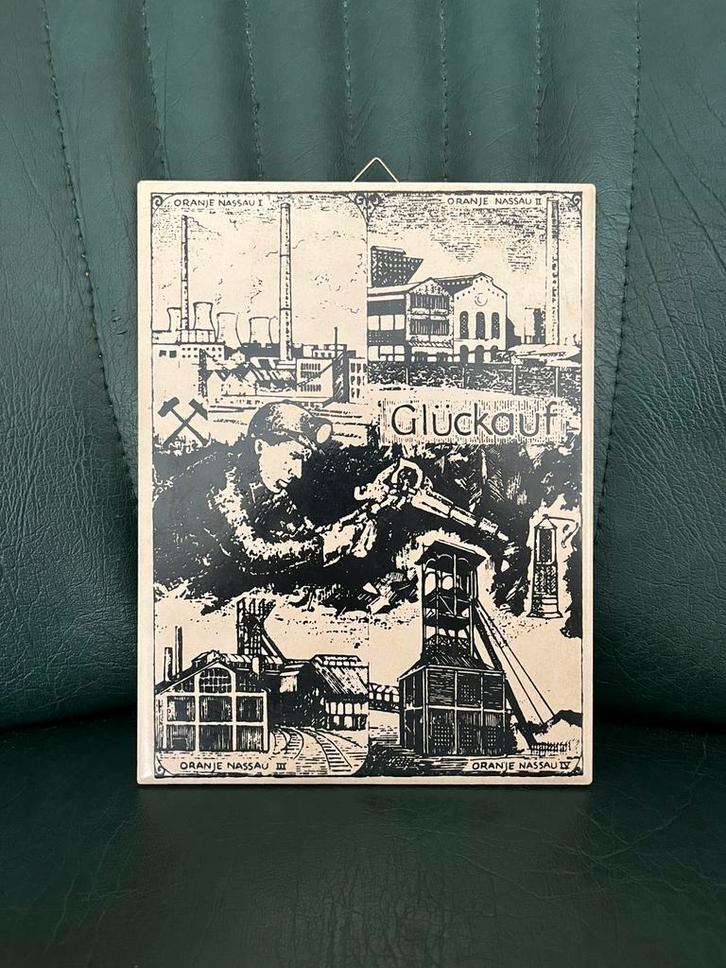 Porseleinen wandtegel met de 4 Oranje-Nassau mijnen, Antiek en Kunst, Antiek | Wandborden en Tegels, Ophalen of Verzenden