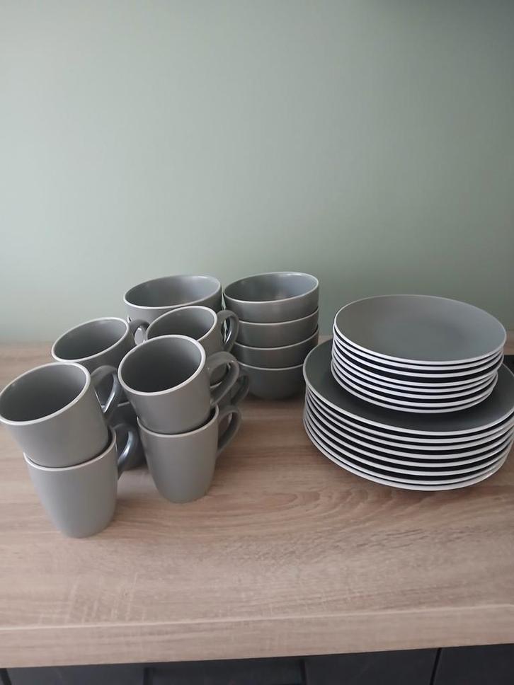 8 persoons servies, Oslo, Huis en Inrichting, Keuken | Servies, Zo goed als nieuw, Compleet servies, Overige stijlen, Porselein