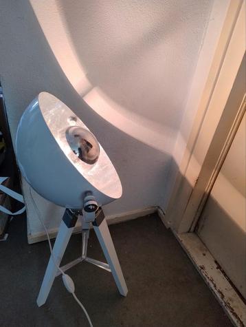 👉 Leuke vloerlamp 73 cm hoog beschikbaar voor biedingen