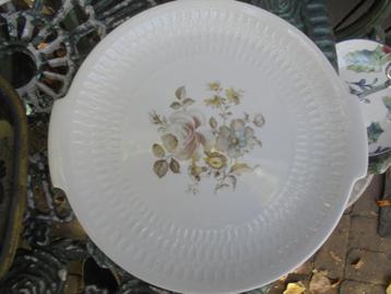 Gebakschaal MOSA met bruin/beige bloemboeket met oa roos beschikbaar voor biedingen
