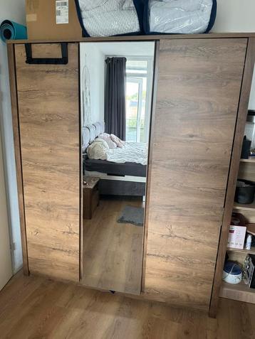 Mooie houten kledingkast met spiegeldeuren beschikbaar voor biedingen