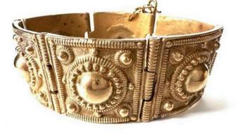 Antieke bronzen schakel armband beschikbaar voor biedingen