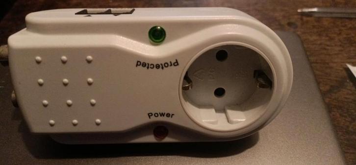 Uni-Elektra FR101 Tussenstekker met Randaarde, Computers en Software, Netwerk switches, Ophalen of Verzenden