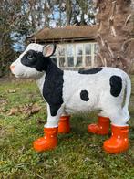 Kalf koe oranje regenlaarsjes beeld tuin boerderij boer wei, Ophalen of Verzenden, Nieuw, Kunststof, Dierenbeeld
