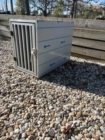 Aluminium bench voor middelgrote hond beschikbaar voor biedingen