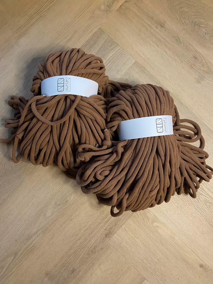 Bobbiny jumbo 9 mm outlet! Mocha Mousse nieuw prijs per stuk, Hobby en Vrije tijd, Breien en Haken, Nieuw, Breien of Haken, Wol of Garen