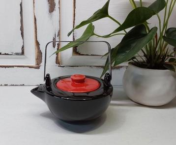 Theepot, Agatha Bester,  aardewerk, retro stijl beschikbaar voor biedingen