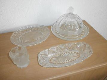 Antieke stolp met facetten en ruitpatroon met onderbord beschikbaar voor biedingen