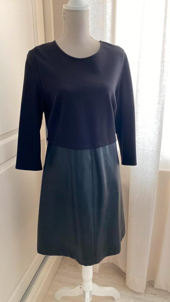 Jurk Zwart stof met imitatie leer Maat  42, Kleding | Dames, Jurken, Nieuw, Maat 42/44 (L), Zwart, Knielengte, Ophalen of Verzenden