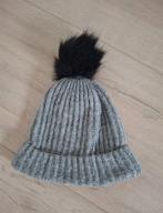 Hema muts grijs grof gebreid met pompom zwart, Hema, Ophalen of Verzenden, Zo goed als nieuw, Muts