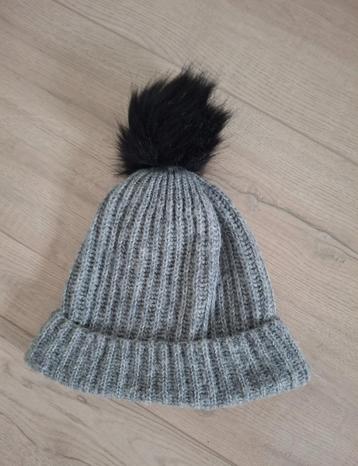Hema muts grijs grof gebreid met pompom zwart  beschikbaar voor biedingen