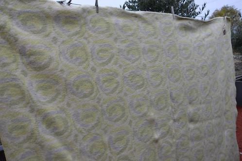 Vintage wollen sprei/ deken lichtgeel pastelkleur 220 x 190, Huis en Inrichting, Slaapkamer | Beddengoed, Gebruikt, Deken of Dekbed