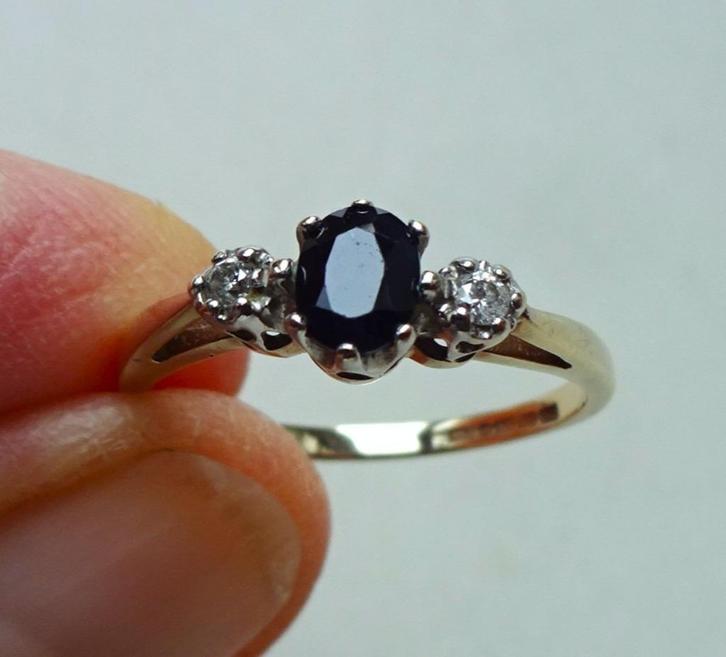 9 kt Gouden riviere ring: donkerblauwe saffier + 2 x diamant, Sieraden, Tassen en Uiterlijk, Antieke sieraden, Ring, Goud, Met edelsteen