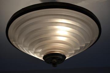 Unieke Art-Deco / Bauhaus lamp met persglazen getrapte kap beschikbaar voor biedingen
