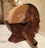 Prachtige oude handslijpsteen in gietijzeren bak, Ophalen of Verzenden