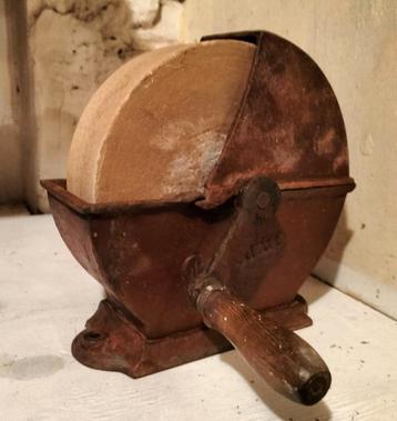 Prachtige oude handslijpsteen in gietijzeren bak beschikbaar voor biedingen