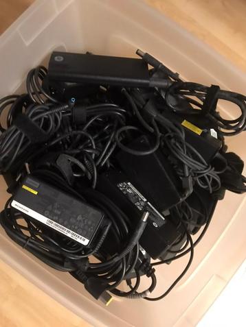 Bak vol laptop adapters beschikbaar voor biedingen