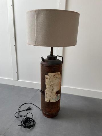 Industriele lamp Voormalig Brandblusser beschikbaar voor biedingen