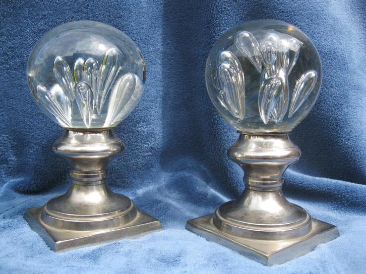 Trapleuning schouw deco ornamenten sulfures op nikkelvoet, Antiek en Kunst, Antiek | Glas en Kristal, Ophalen