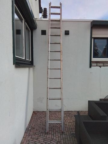 Schuifladder beschikbaar voor biedingen