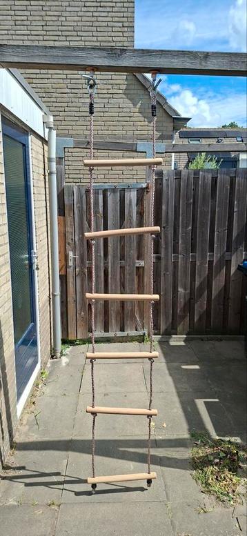 Touwladder met stalen hang ogen beschikbaar voor biedingen