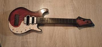 Mini gitaar beschikbaar voor biedingen