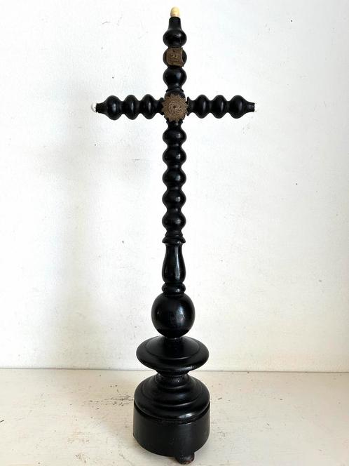 Antiek kruisbeeld gedraaid hout zwart 47 cm, Antiek en Kunst, Antiek | Religie, Ophalen