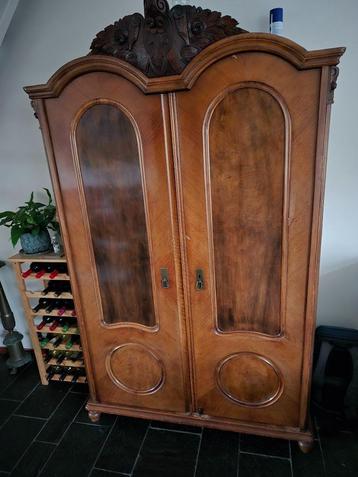 Antieke kast. beschikbaar voor biedingen