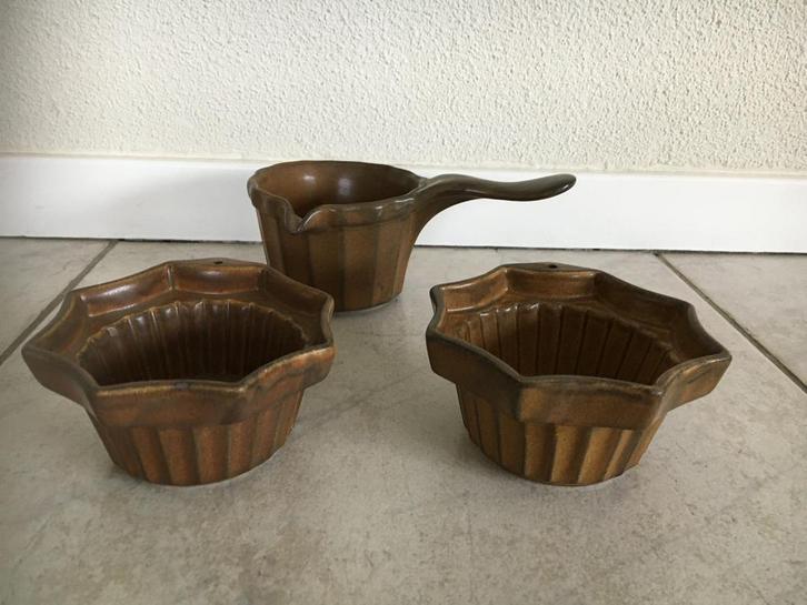 puddingvormpjes 2st druif/peer + sauskan 250ml aardewerk, Antiek en Kunst, Antiek | Keukenbenodigdheden, Ophalen of Verzenden