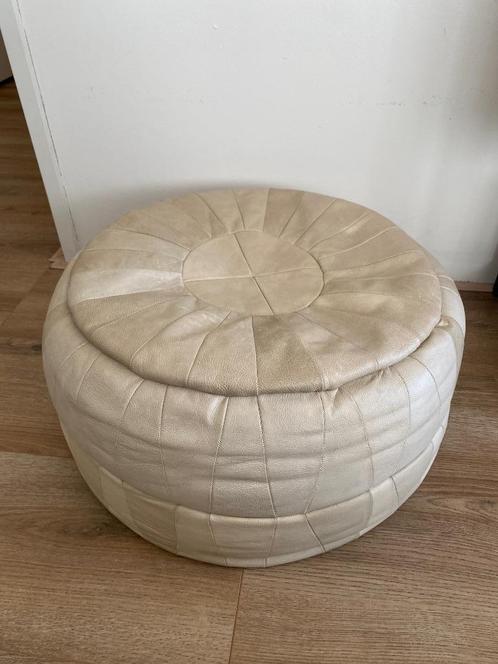 Ronde leren poef ecru, Huis en Inrichting, Banken | Voetenbanken en Poefen, Gebruikt, 50 tot 75 cm, 50 tot 75 cm, Rond, Leer, Ophalen