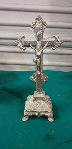 kruisbeeld metaal staand bewerkt, Verzamelen, Religie, Ophalen of Verzenden