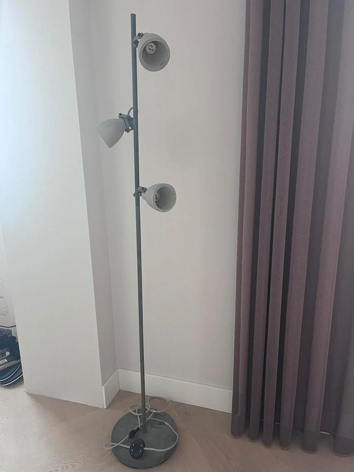 Staande lamp met 3 betonnen spotjes, Huis en Inrichting, Lampen | Vloerlampen, Gebruikt, 150 tot 200 cm, Ophalen