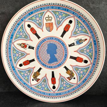 porseleinen vintage bord ter ere van Elizabeth II beschikbaar voor biedingen