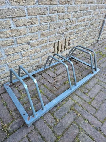 Ijzeren fietsenrek beschikbaar voor biedingen