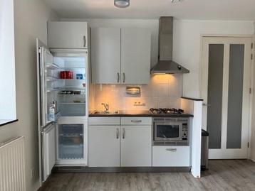 Keuken met koelkast, vriezer, gasstel en combi-oven beschikbaar voor biedingen