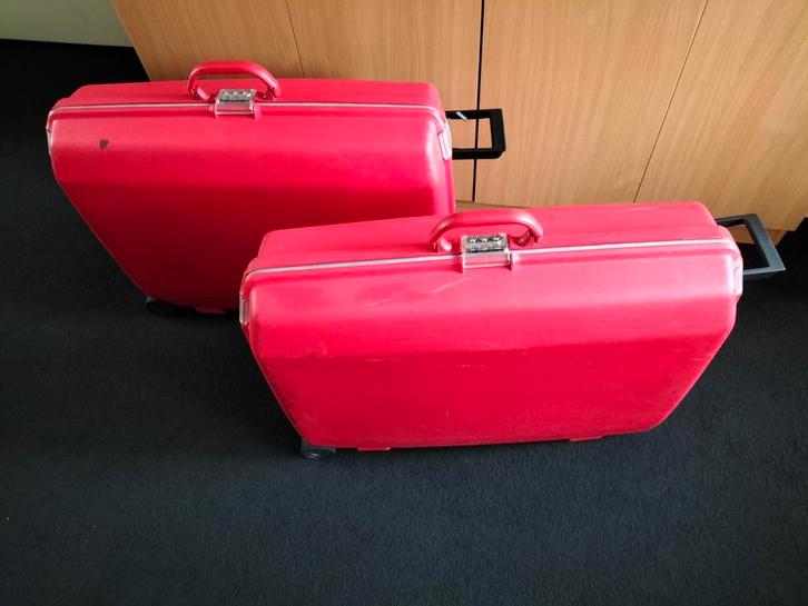 Twee rode American Tourister hardcase koffers, Sieraden, Tassen en Uiterlijk, Koffers, Gebruikt, Hard kunststof, 50 tot 60 cm