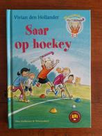 Vivian den Hollander - Saar op hockey - avi M4, Boeken, Fictie algemeen, Vivian den Hollander, Ophalen of Verzenden, Zo goed als nieuw