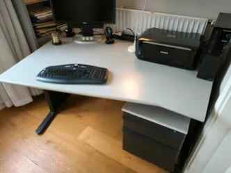 Ahrend bureau met wit/grijs blad, Huis en Inrichting, Bureaus, Zo goed als nieuw, Bureau, In hoogte verstelbaar, Ophalen