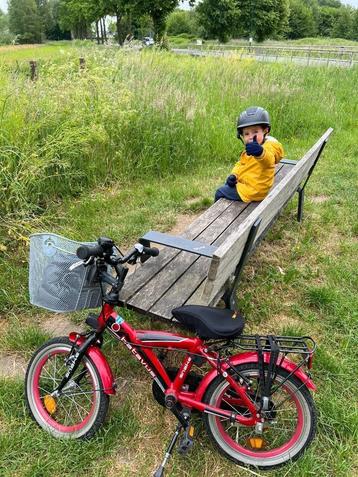 Kinderfiets 16 inch type "Batavus snake" kleur rood/zwart beschikbaar voor biedingen