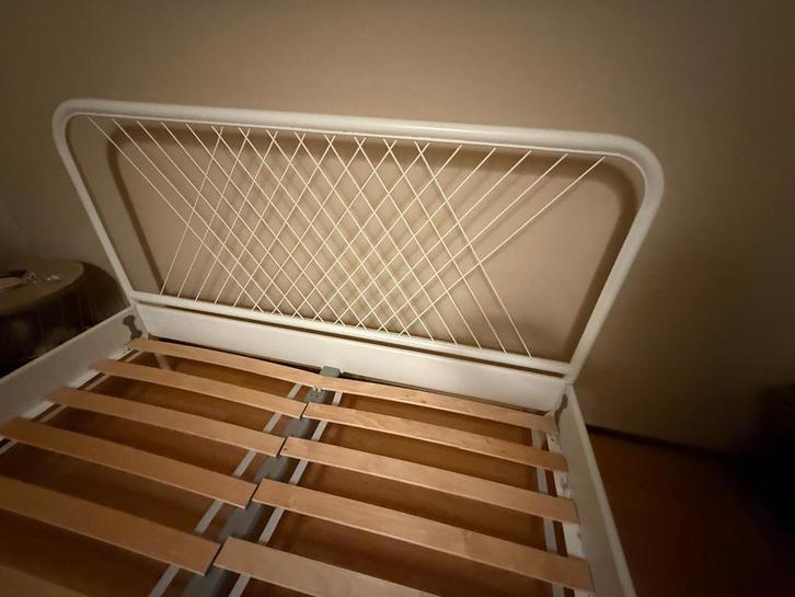 Ikea bed Nesttun 140 - 200, Huis en Inrichting, Slaapkamer | Bedden, Gebruikt, Twijfelaar, 140 cm, 200 cm, Metaal, Wit, Ophalen