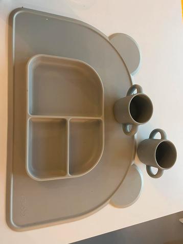 Liewood silicone bord met twee silicone drinkbekers beschikbaar voor biedingen
