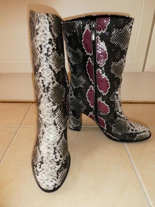Tamaris laarzen slangenprint maat 39 grijs zwart rood bruin, Kleding | Dames, Schoenen, Zo goed als nieuw, Hoge laarzen, Verzenden