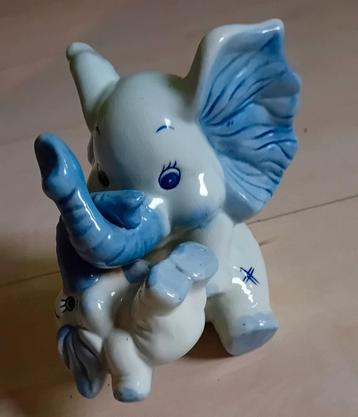 Olifant met jong spaarpot  beschikbaar voor biedingen