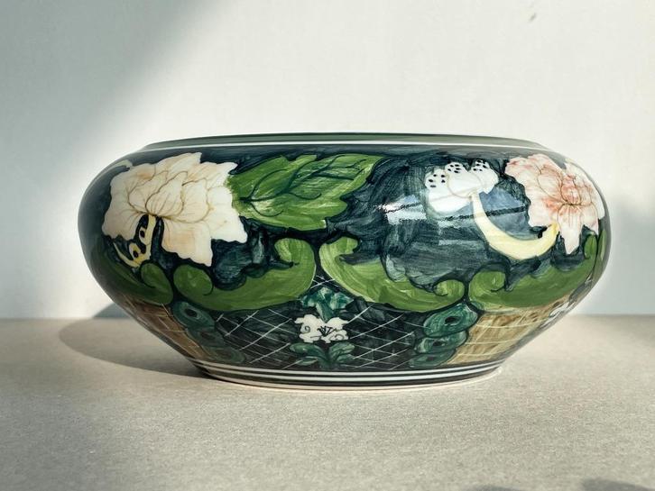 Prachtige porseleinen Lotus bloemenschaal, pot, beschilderd, Antiek en Kunst, Antiek | Porselein, Ophalen of Verzenden