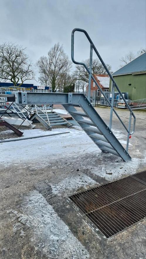 Stalen bordestrap gegalv hoog 1,6mtr nor167, Doe-het-zelf en Verbouw, Ladders en Trappen, Zo goed als nieuw, Trap, Ophalen of Verzenden