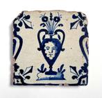 Dutch tile with mask Baluster bloemenvaas en mascaron 1630, Ophalen of Verzenden