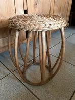 Vintage rotan krukje met gevlochten bovenkant., Huis en Inrichting, Krukjes, Ophalen of Verzenden, Zo goed als nieuw, Hout