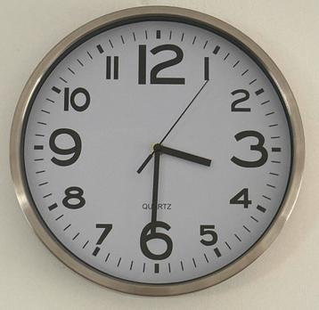 Action wandklok analoog metaal beschikbaar voor biedingen